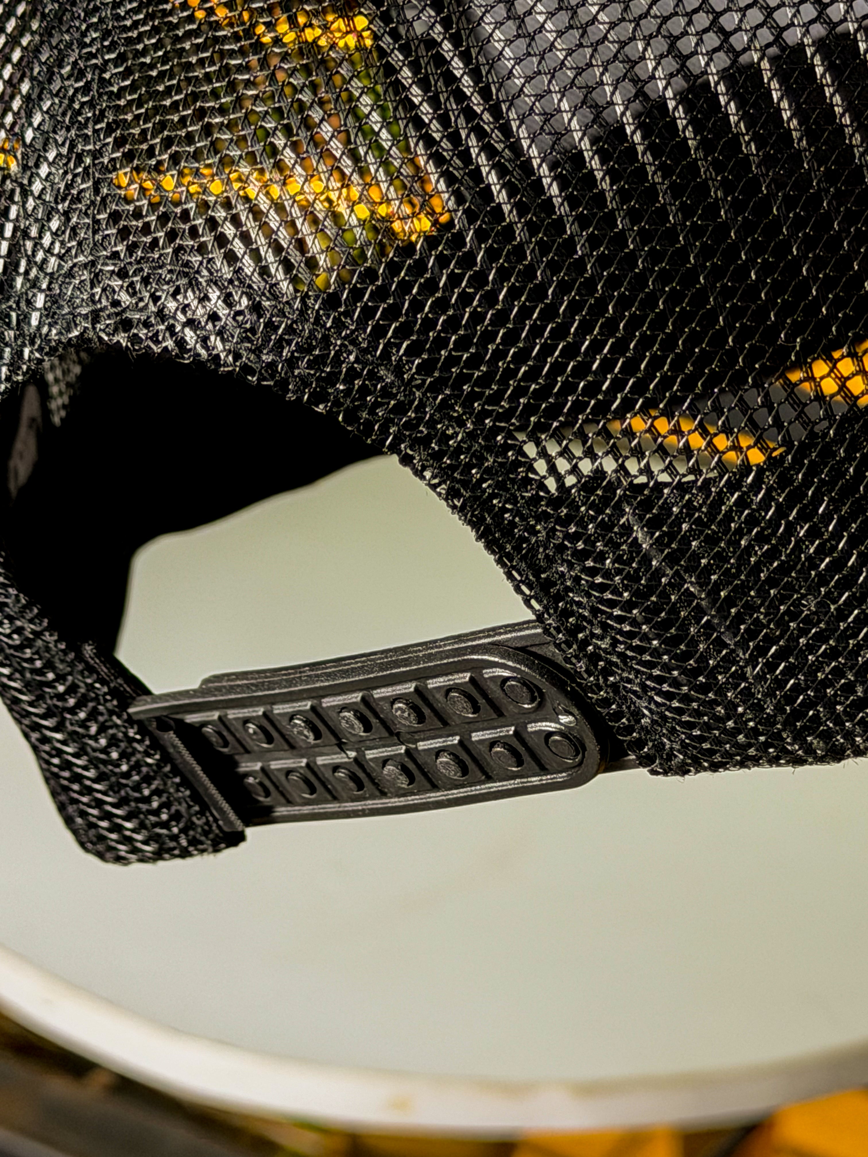 Gorra Trucker Neon Strike