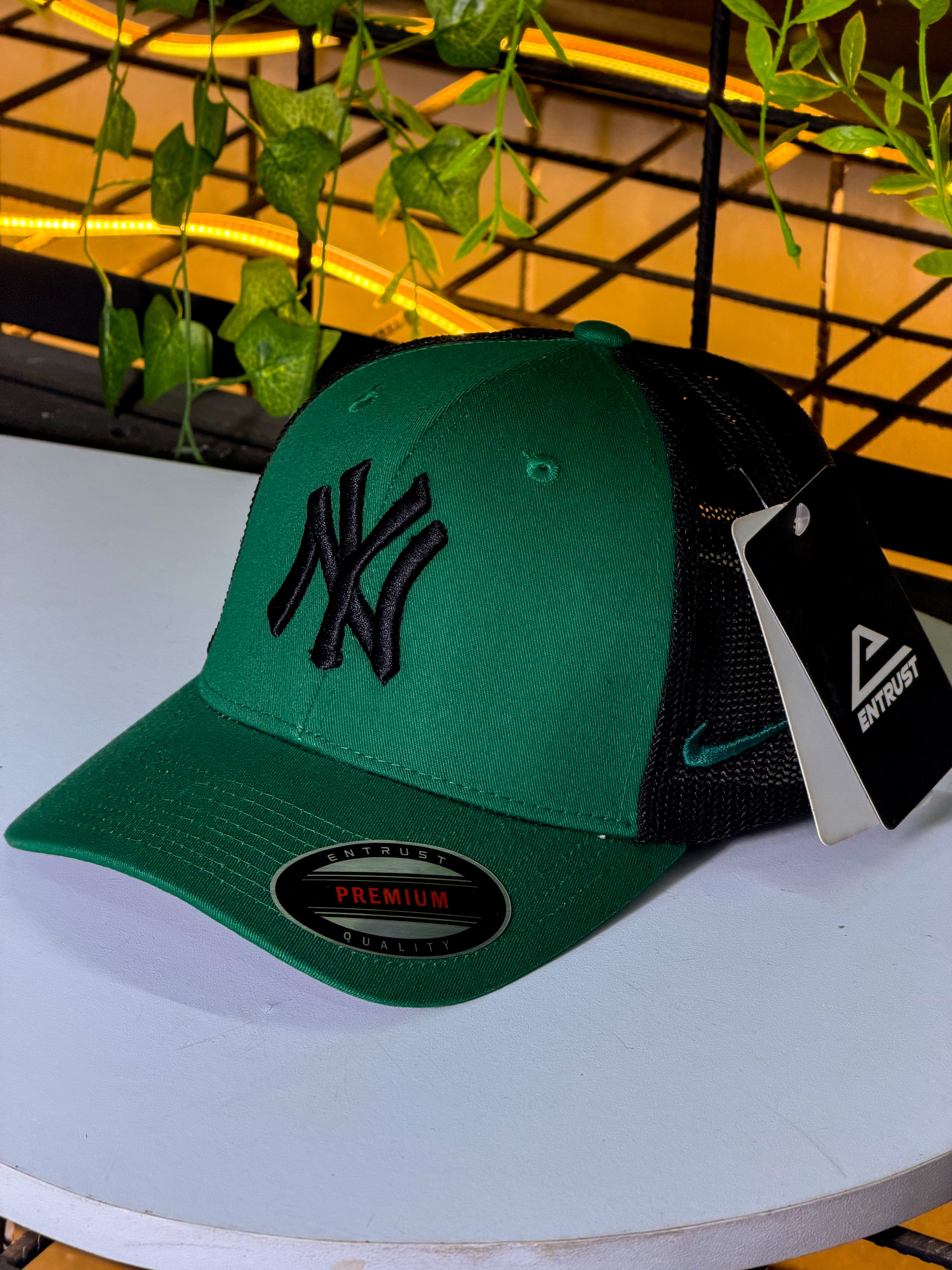 Gorra Trucker Emerald Core