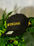 Gorra Flat Jordan Gold Script