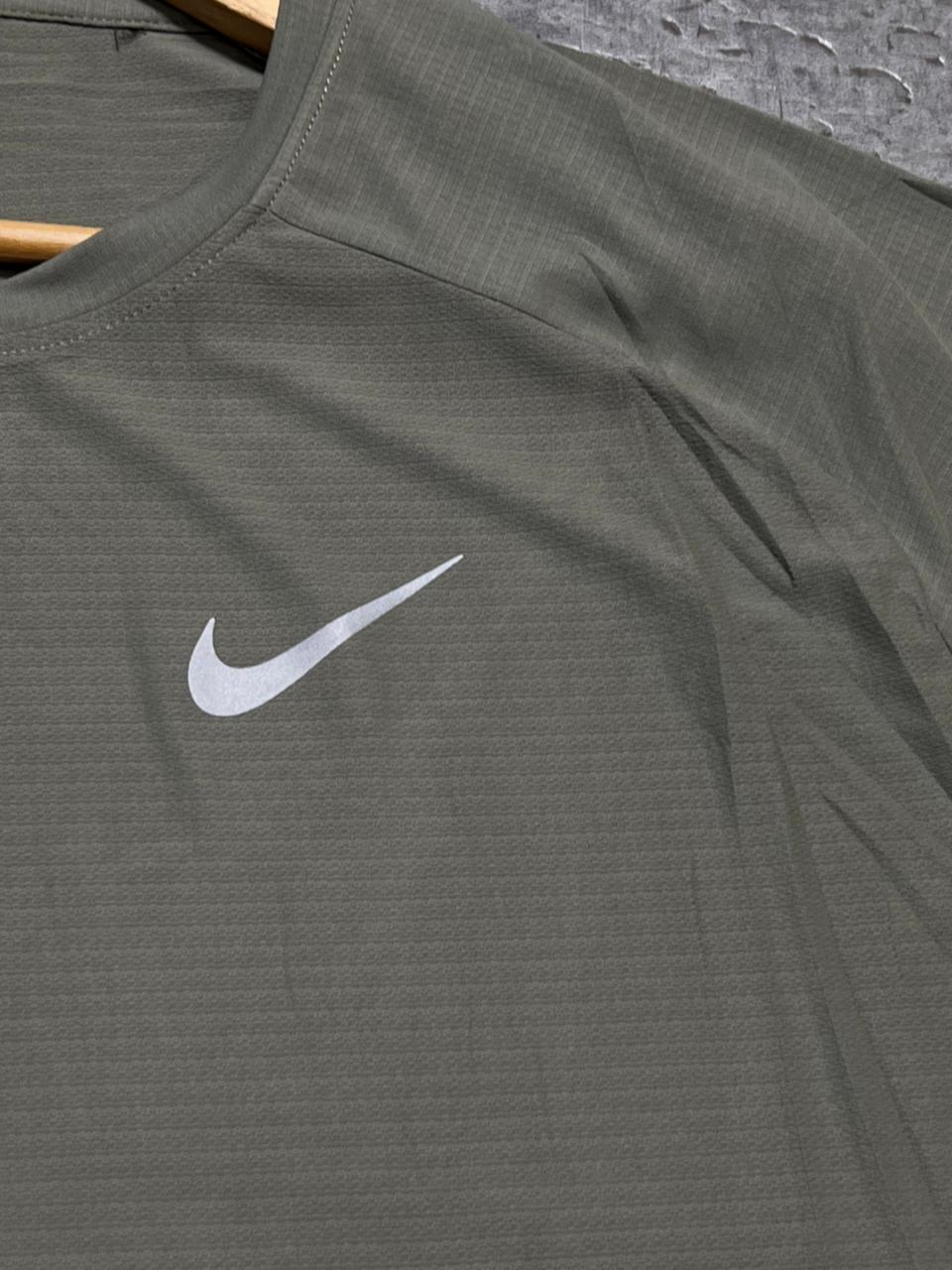 Camiseta Dri-Fit Nike Performance Verde Oliva