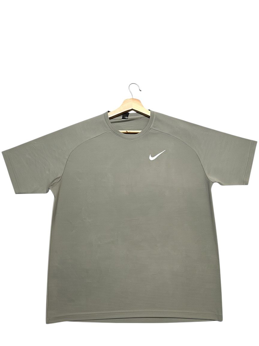 Camiseta Dri-Fit Nike Performance Verde Oliva