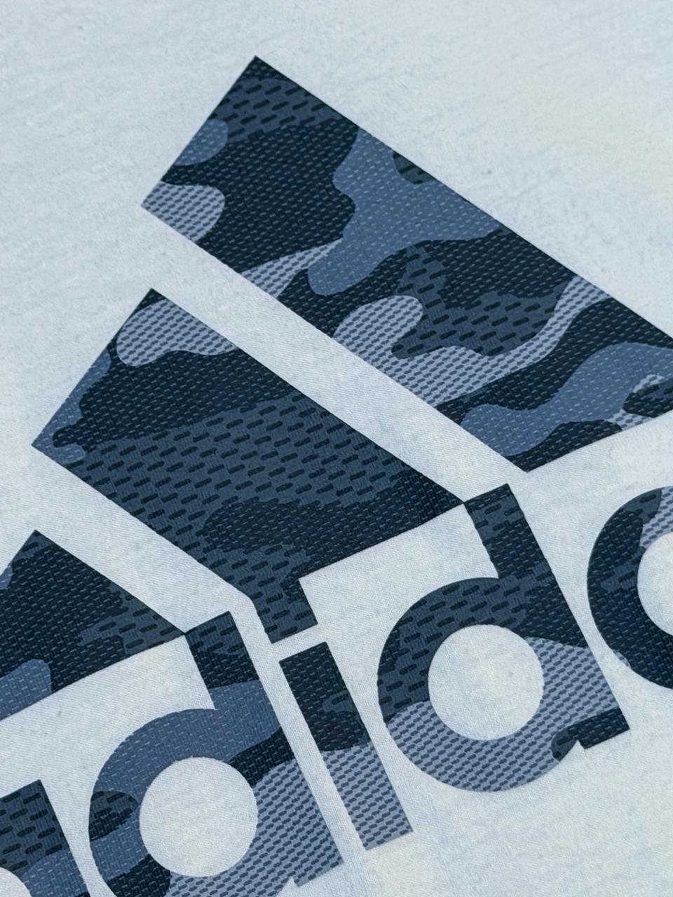 Camiseta Adidas Blanca Logo Camuflado